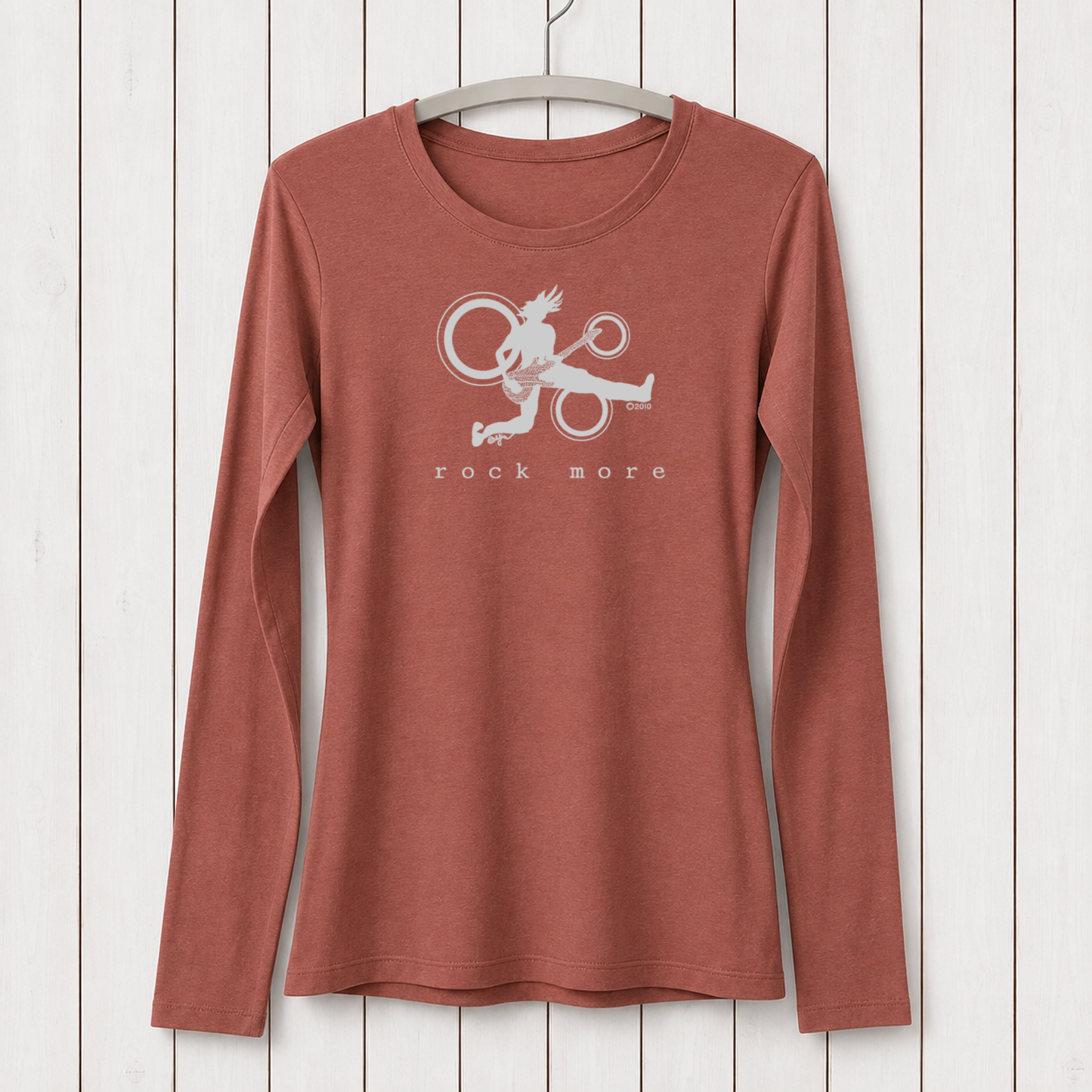 Rust-colored women's long sleeve T-shirt made of bamboo and organic cotton with a white graphic of a rock guitarist and circles, casual style