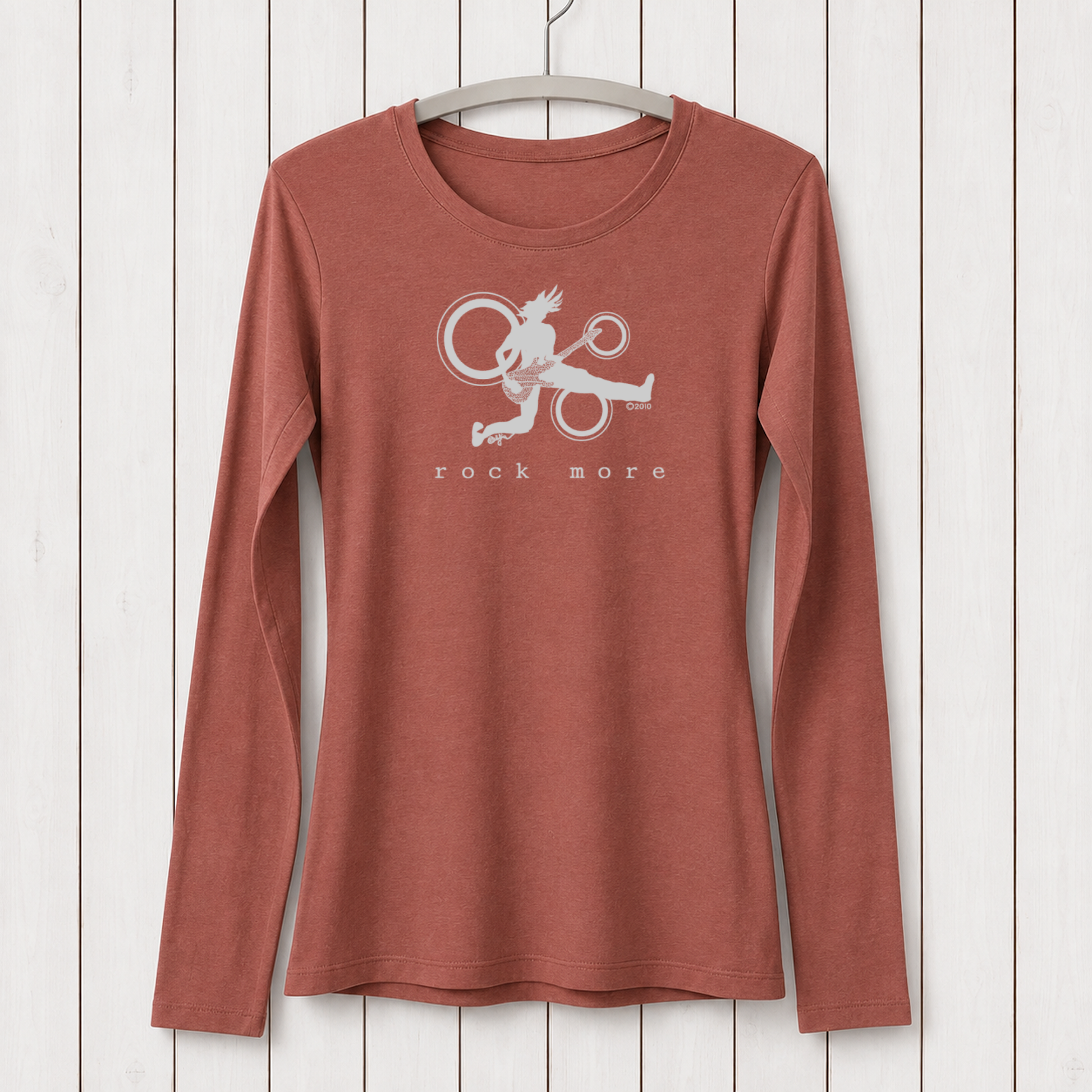 Rust-colored women's long sleeve T-shirt made of bamboo and organic cotton with a white graphic of a rock guitarist and circles, casual style