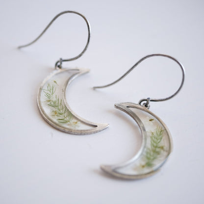 Detailed view of silver Garden Flower Earrings featuring Queen Annes Lace. Crescent moon earrings with real flowers, perfect for gifting.