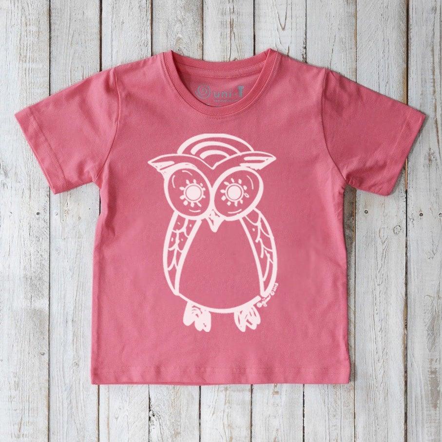 Pink Kids' Organic Cotton Owl T-Shirt with white owl graphic. Uni-T sustainable nature tee for girls who love animals and eco-conscious fashion.