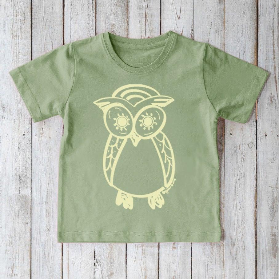 Green Kids' Organic Cotton Owl T-Shirt with light owl graphic. Uni-T sustainable nature-themed top for eco-conscious kids' wardrobes.