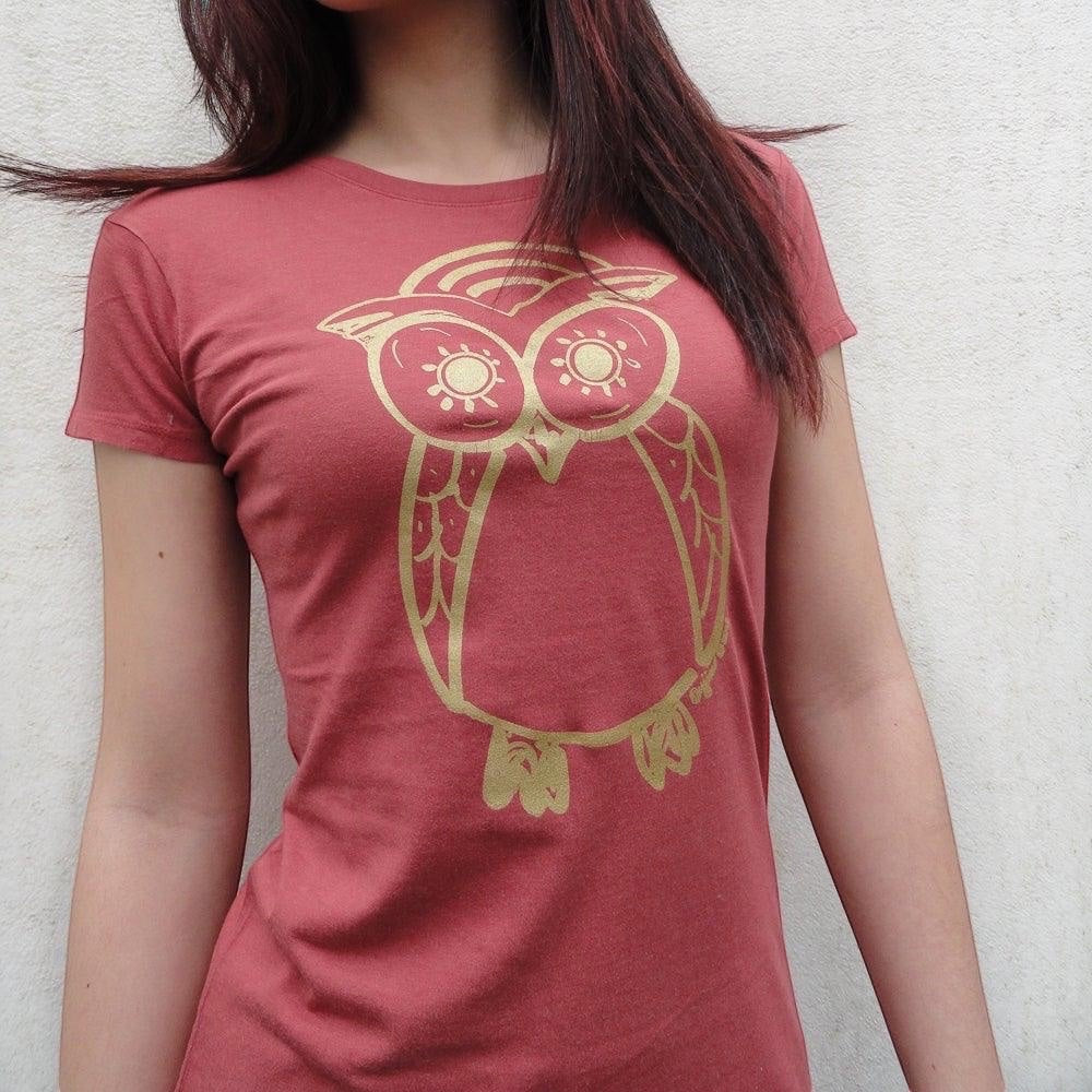 Rust red Women’s Owl T-Shirt in bamboo and organic cotton with gold owl print, sustainable fashion for nature lovers by Uni-T.