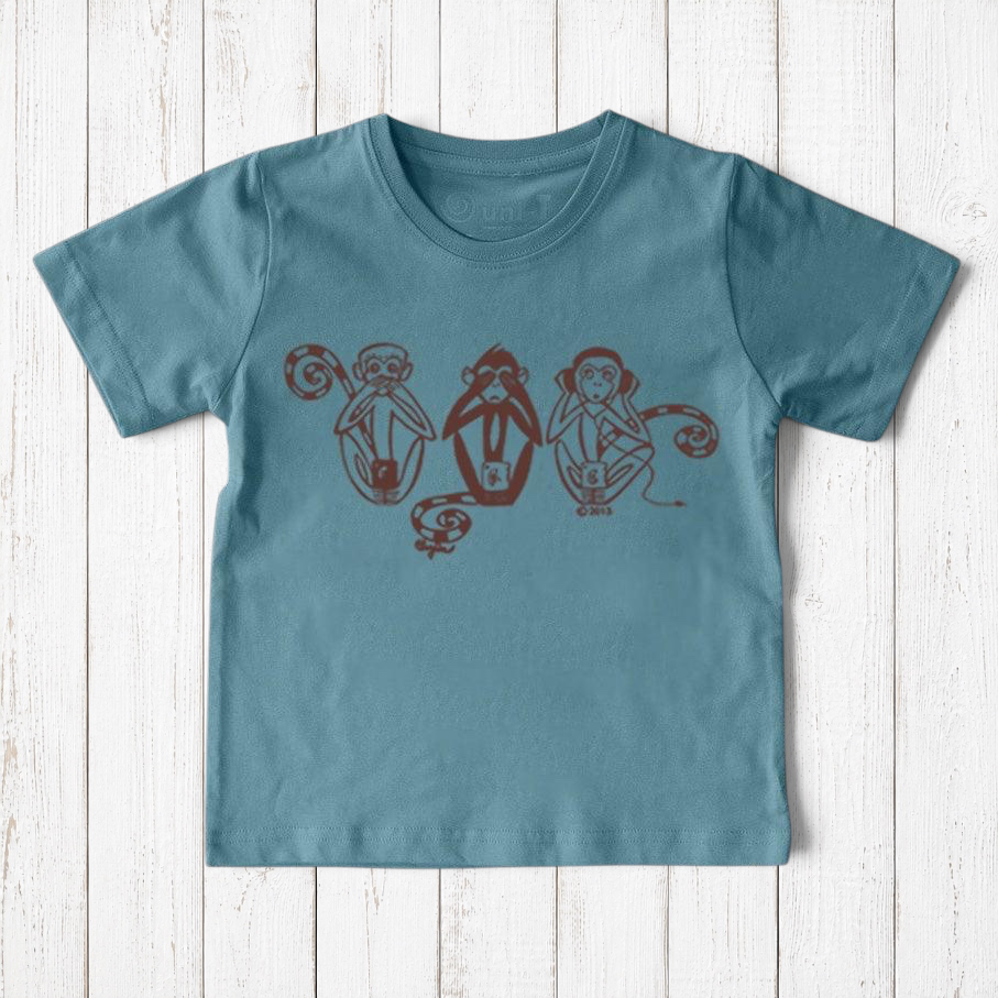 Blue Kids' Organic Cotton T-Shirt with brown Three Wise Monkeys illustration. Eco-friendly and humorous top for children, ideal for daily wear.