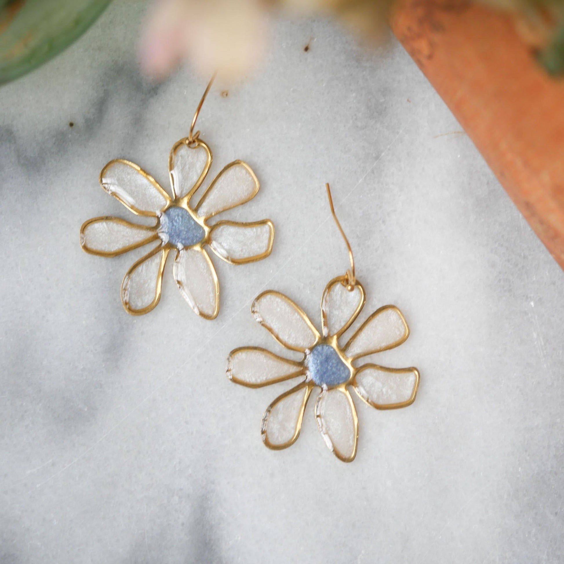 Blue-centered daisy stained glass earrings with delicate gold framing. Ideal for summer fashion, limited edition jewelry.