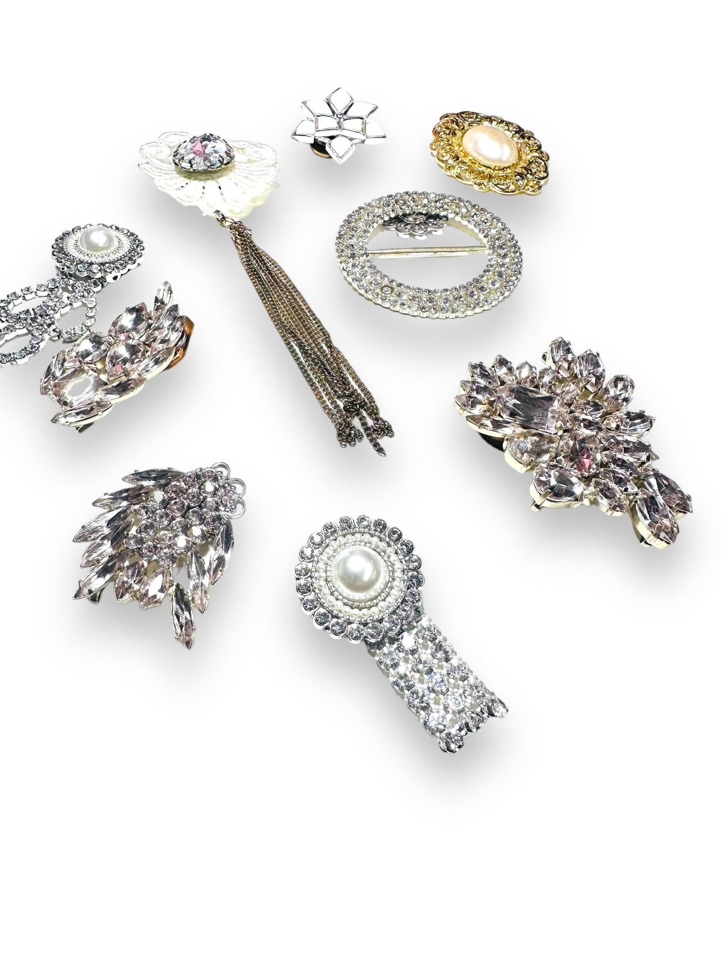 Assorted Uni-T magnet brooches with vintage crystal and pearl designs, perfect for gifting, accessorizing, or decorative use.
