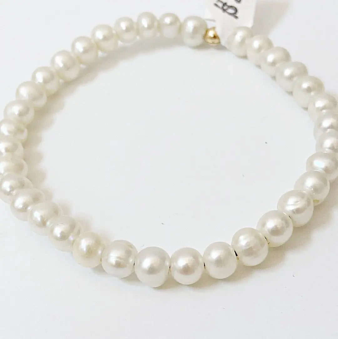 Elegant stretch cord freshwater pearl bracelet featuring uniformly sized large-hole pearls, perfect for versatile styling.