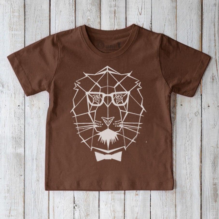 Kids' cool lion t-shirt in brown organic cotton featuring a geometric lion face with glasses and bow tie, sustainable animal graphic tee.