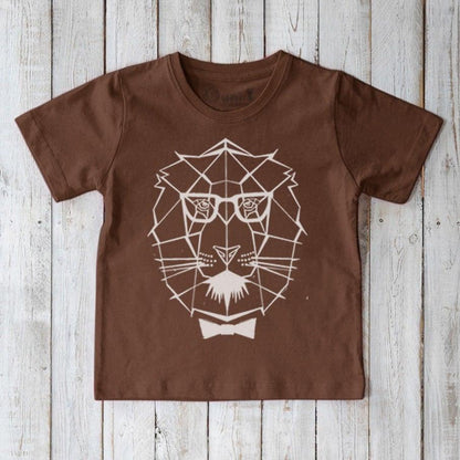Kids' cool lion t-shirt in brown organic cotton featuring a geometric lion face with glasses and bow tie, sustainable animal graphic tee.
