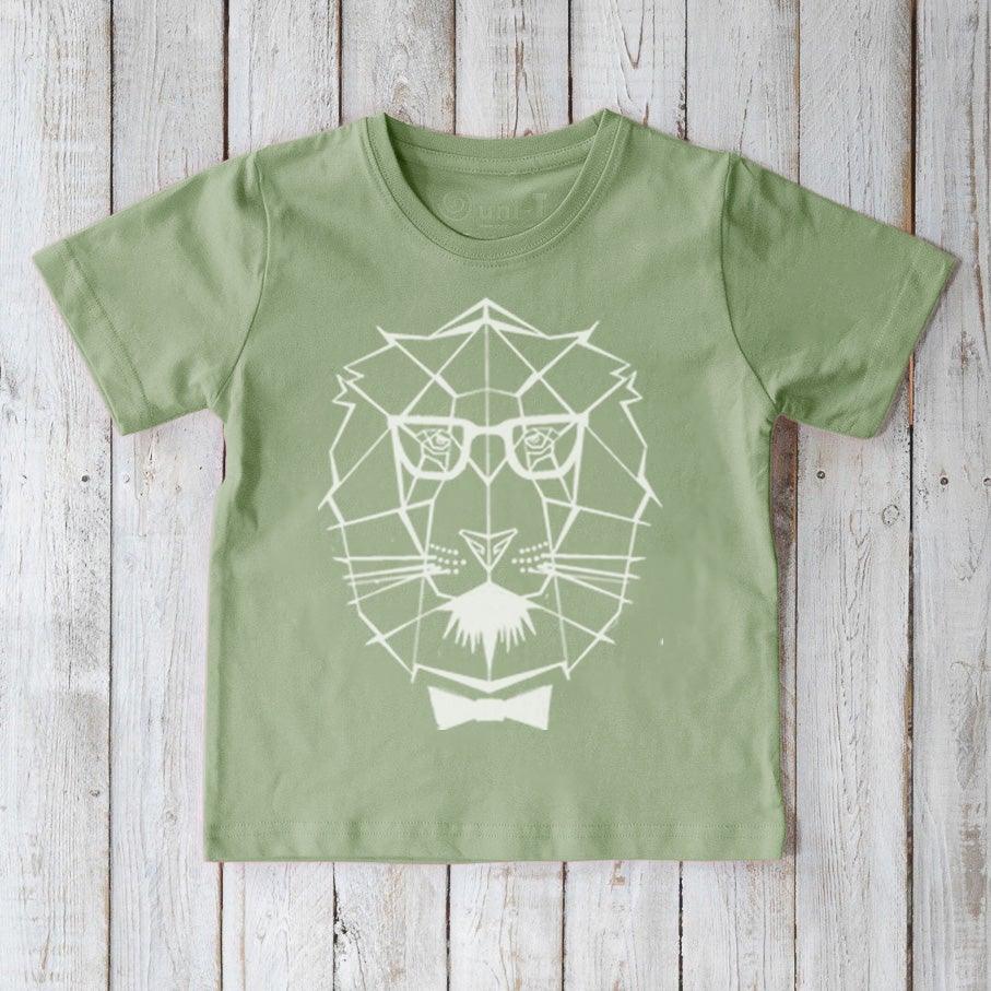 Green kids' lion t-shirt in eco-friendly organic cotton, featuring a geometric animal graphic and bow tie for a fun, inspiring look.