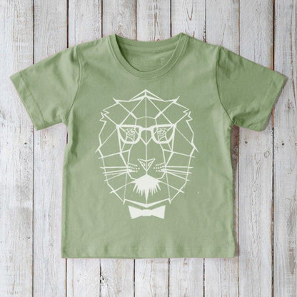 Green kids' lion t-shirt in eco-friendly organic cotton, featuring a geometric animal graphic and bow tie for a fun, inspiring look.