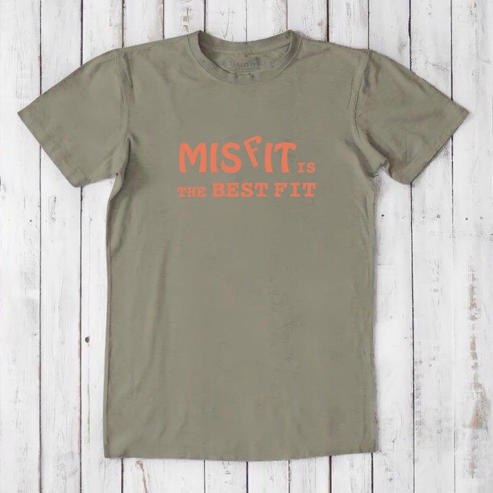 Khaki green men's Misfit T-Shirt with orange text, made from sustainable bamboo and organic cotton. Ideal gift for the nonconformist man.
