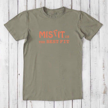 Khaki green men's Misfit T-Shirt with orange text, made from sustainable bamboo and organic cotton. Ideal gift for the nonconformist man.
