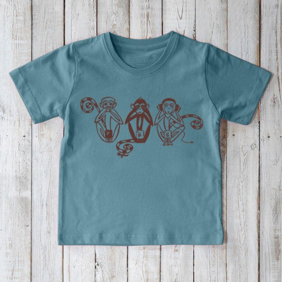 Blue Kids' Organic Cotton T-Shirt with brown Three Wise Monkeys illustration. Eco-friendly and humorous top for children, ideal for daily wear.