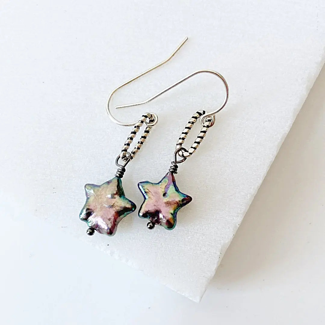 Multicolor star pearl earrings with oxidized silver wire wrapped loops. Boho-chic accessory blending elegance and creativity.